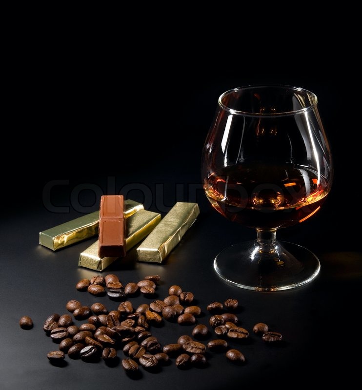 1535723-cognac-og-kaffe-boenner-og-chokolade-paa-en-sort-baggrund